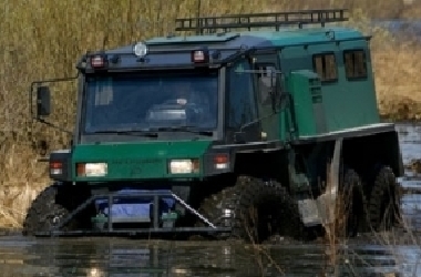 Вездеход пробирается по болоту 