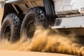 Шины низкого давления совместно с централизованной подкачкой колес позволяют с легкостью подниматься на затяжные песчаные подъемы